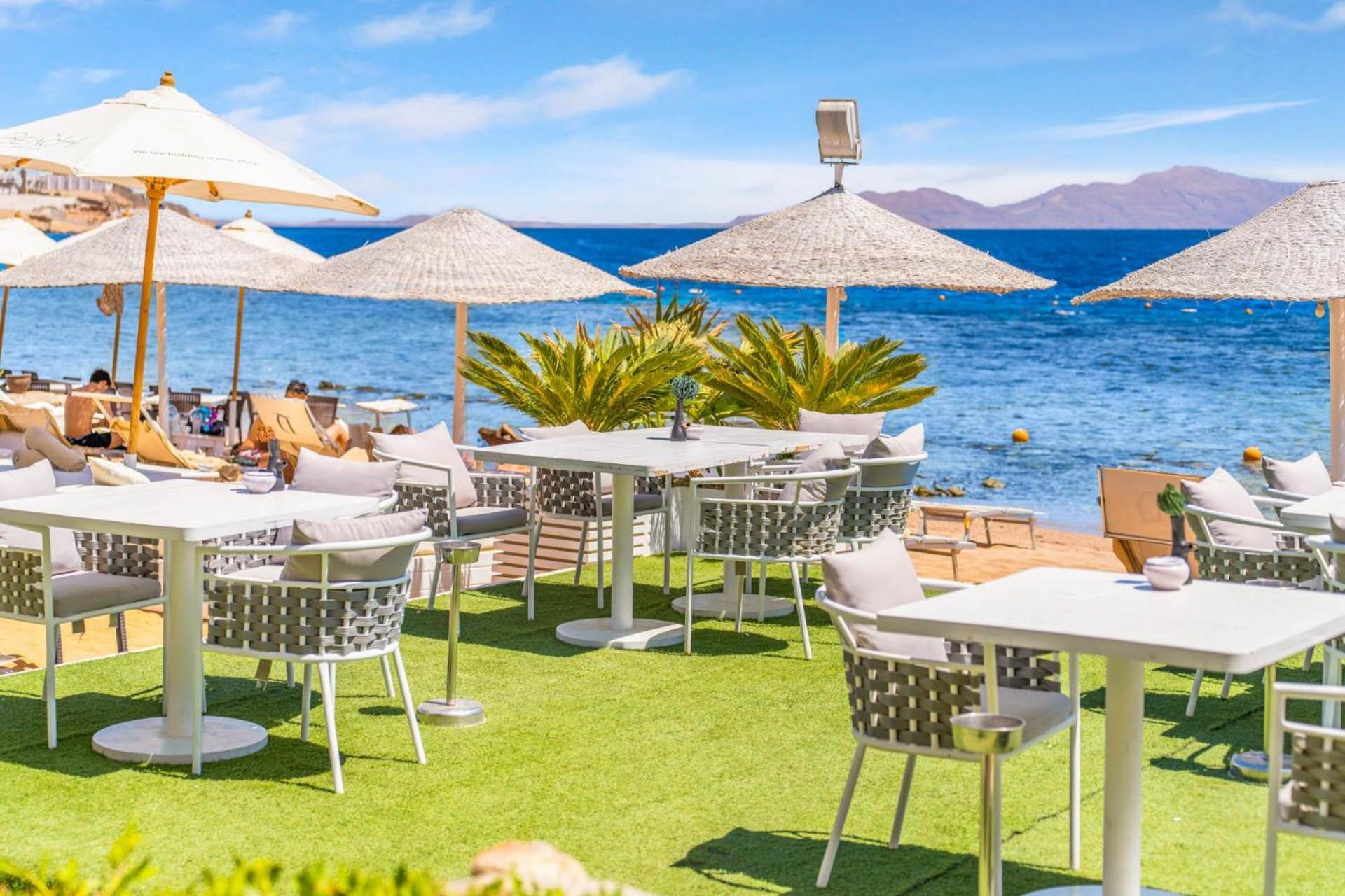 Domina Coral Bay Resort, Diving , Spa & Casino Sharm el-Sheikh Luaran gambar Artificial grass at a beach bar