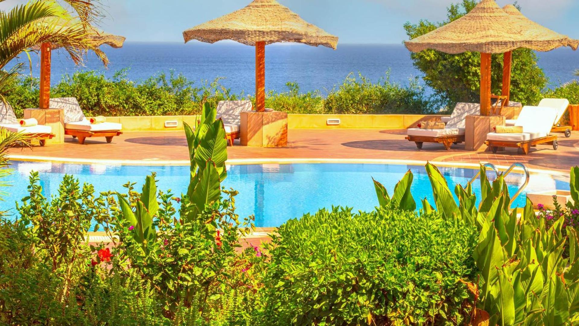Domina Coral Bay Resort, Diving , Spa & Casino Sharm el-Sheikh Luaran gambar A pool at a resort