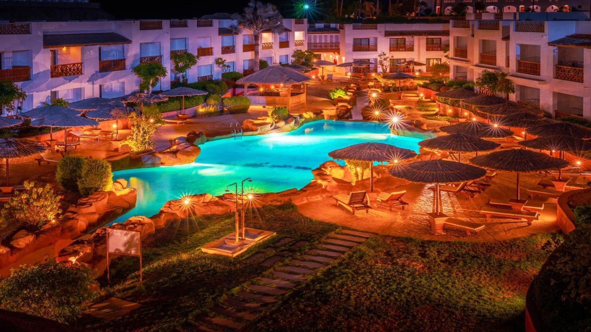Domina Coral Bay Resort, Diving , Spa & Casino Sharm el-Sheikh Luaran gambar The resort at night